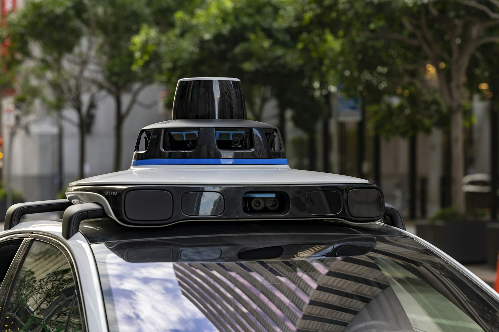 NHTSA Proposes Optional Cyan Lights to Mark Self-Driving Cars
